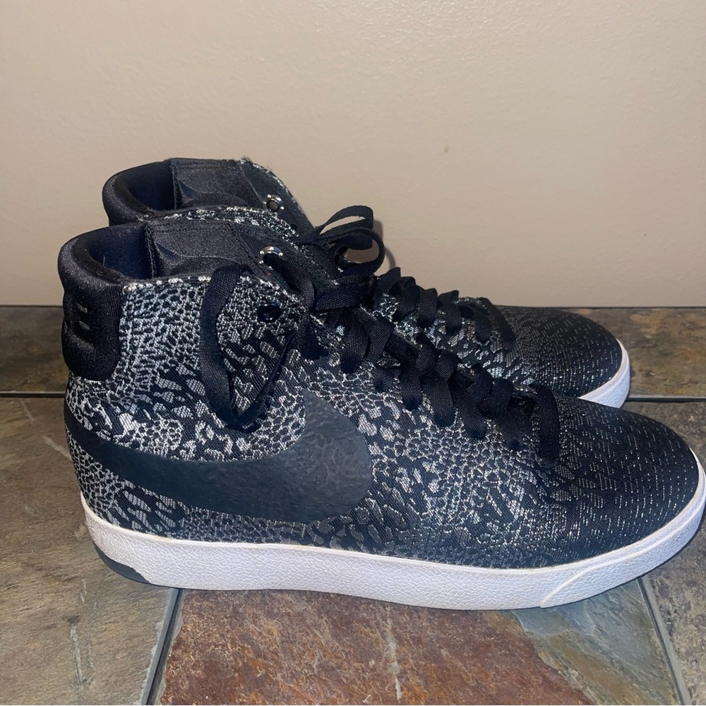 Nike Black and Gray Patterned Women's Sneakers - Picture 2 of 5